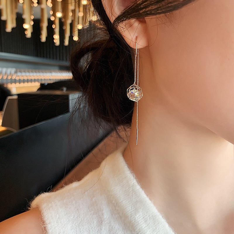 Brinco Fio Pingente Flor Vazada Banhado a Ouro 18K