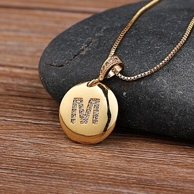 colar-delicado-pingente-letra-banhado-ouro-18k-letra-m