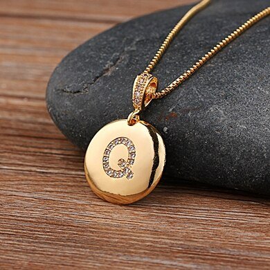 colar-delicado-pingente-letra-banhado-ouro-18k-letra-q