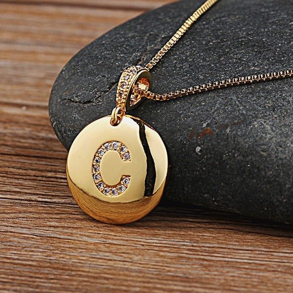 colar-delicado-pingente-letra-banhado-ouro-18k-letra-c