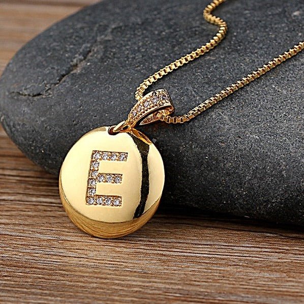 colar-delicado-pingente-letra-banhado-ouro-18k-letra-e
