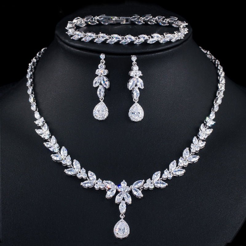 Conjunto Colar e Brinco Folhas Cravejado de Zircônia